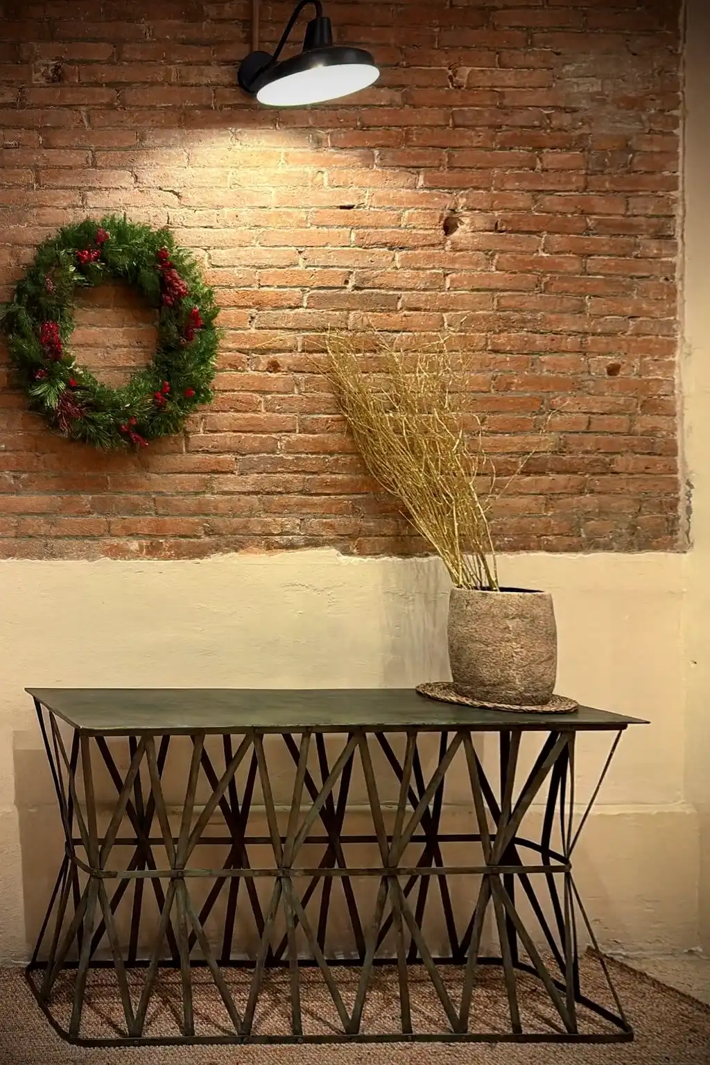 Composición decorativa industrial preparada para una presentación de marca