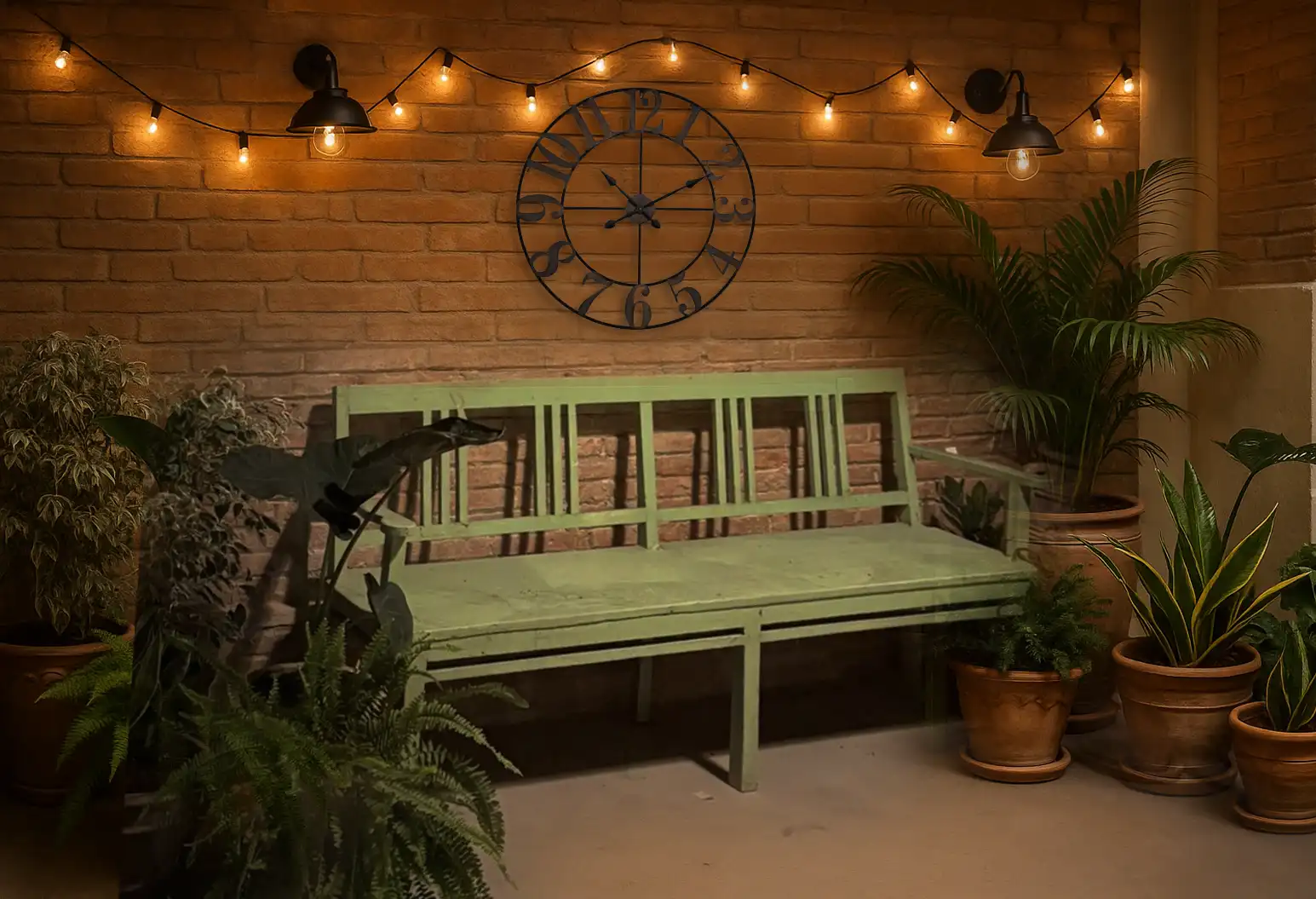Banco verde con plantas y luces cálidas en Spazio Galvany